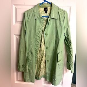 GAP rain trench in spring green.   Size Medium. Medium length.